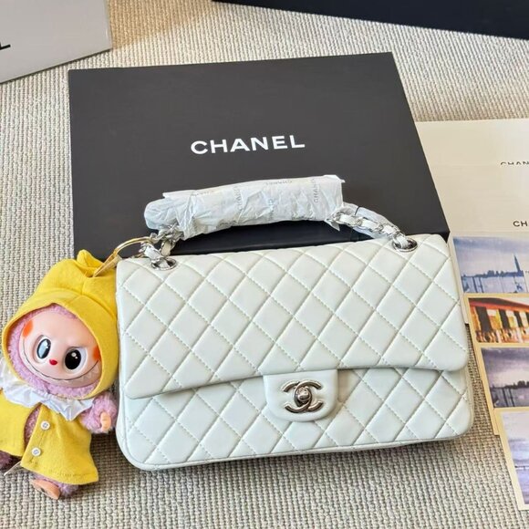 Classic CHANEL Bag: A Stylish and Versatile Choice for Elegance - Picture 3 of 6